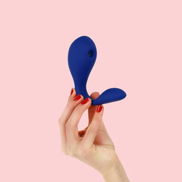Le vibro double stimulation Coco de Puissante tenu en l'air