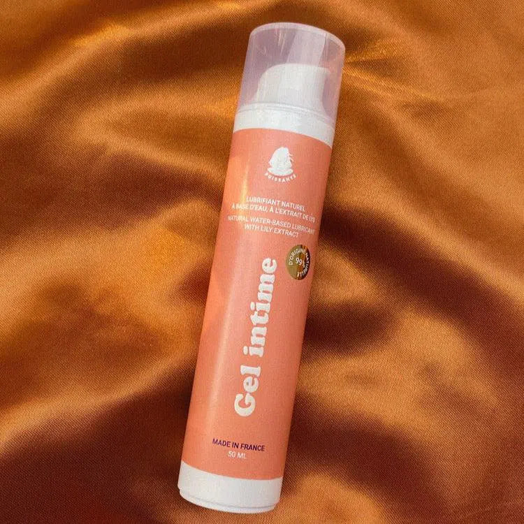 Gel intime lubrifiant naturel de Puissante  à base d'eau sur un drap contre sécheresse vaginale