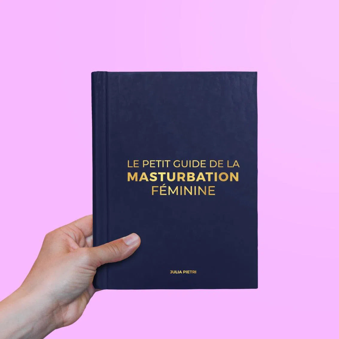 Main qui tient le petit guide de la mastrubation féminine de Julia Pietri