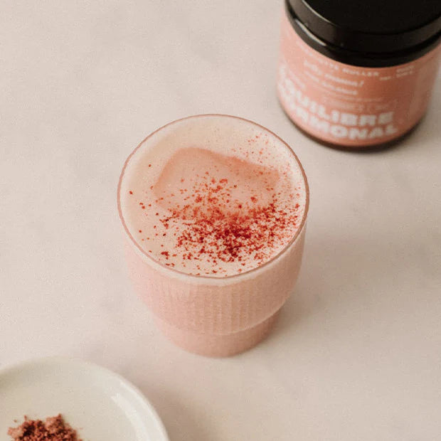 Poudre Pink Balance de Jolly Mama pour le dérèglement hormonal, diluée dans du lait et présenté dans un verre - Gapianne