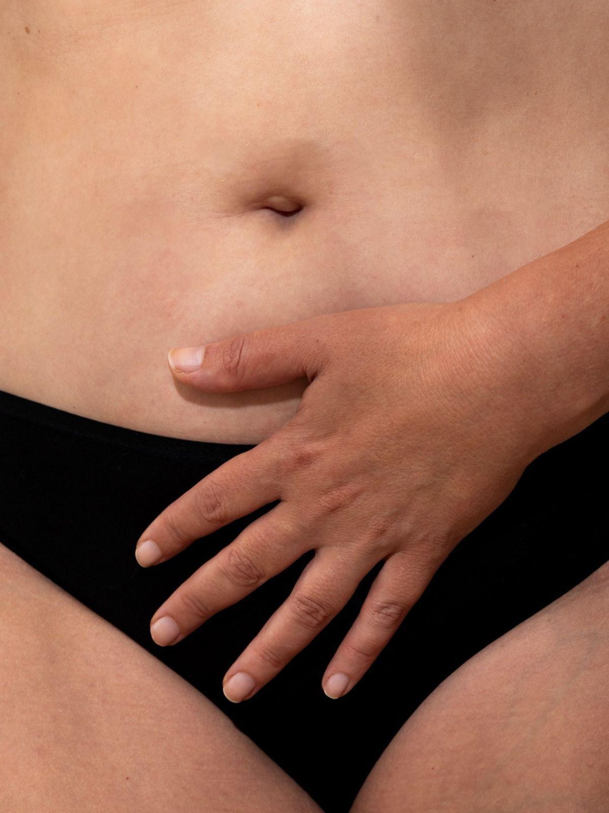shooting_main_ventre_culotte_noire_gapianne_bien_etre_intime