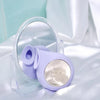 Sila le sextoy clitoridien sonique violet de chez Lelo qui est posé sur un miroir